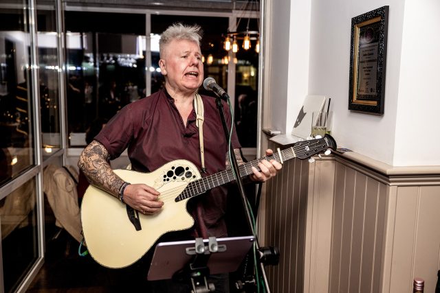 Acoustic live music indian restaurant Orpington Bromley